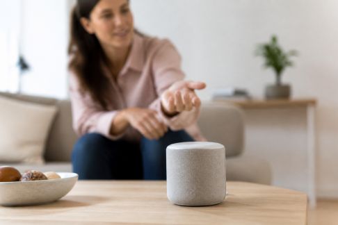 Découvrir les assistants vocaux : usages utiles à la maison