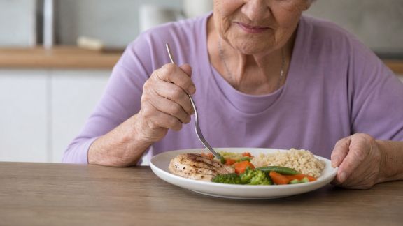 Prévenir la dénutrition chez les seniors : conseils pratiques à adopter
