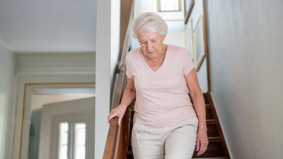 Prévention des chutes à domicile : gestes simples pour seniors autonomes