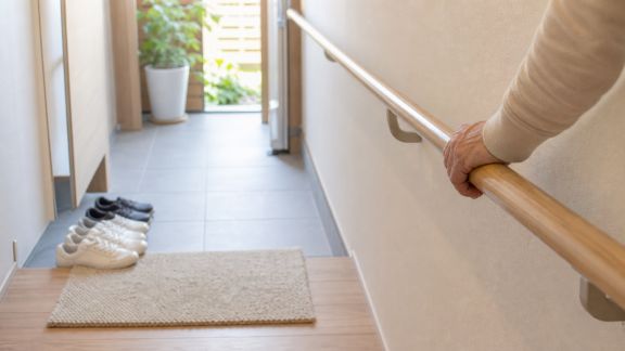 Habitat sécurisé : astuces simples pour prévenir les chutes à domicile