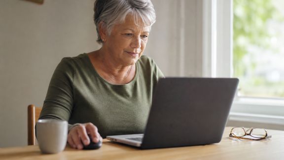 Éviter les arnaques en ligne : conseils concrets pour seniors connectés