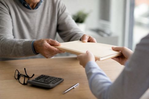 Préparer sa succession : démarches financières essentielles à connaître