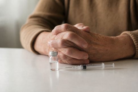 Vaccins indispensables à la retraite : lesquels ne pas oublier et pourquoi
