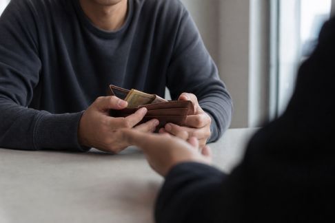 Arnaques financières : savoir les repérer pour les éviter sereinement