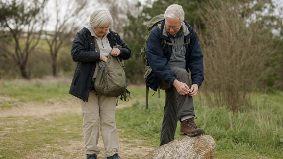 Randonnée douce : choisir son itinéraire et bien s’équiper après 60 ans