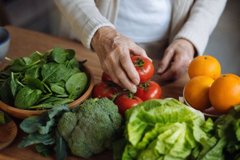 Alimentation après 60 ans : éviter les carences les plus courantes