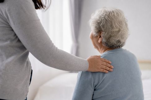 Comprendre le statut de proche aidant : droits et devoirs à connaître